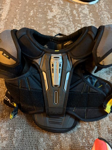 Small Junior CCM Tacks Classic Shoulder Pads (Used)