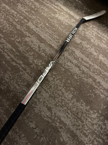 Senior Bauer Vapor Hyperlite Hockey Stick Right Handed P28 82 Flex (Used)