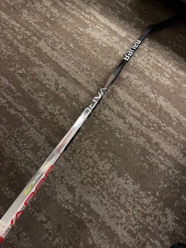 Senior Bauer Vapor Hyperlite Hockey Stick Right Handed P28 82 Flex (Used)