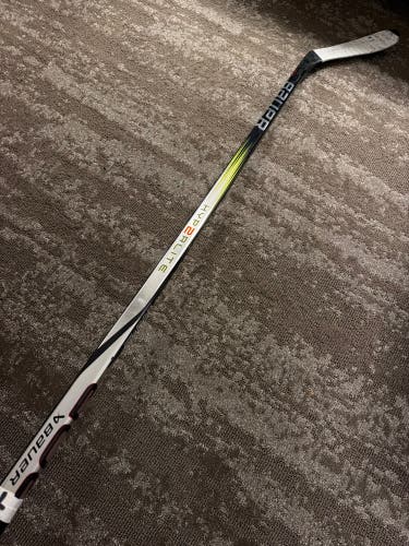 Intermediate Bauer Vapor Hyperlite 2 Hockey Stick Right Handed P28 65 Flex (Used)