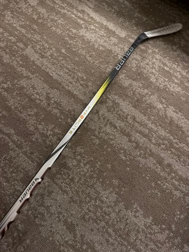 Youth Bauer Vapor Hyperlite 2 Hockey Stick Right Handed P28 30 Flex (Used)