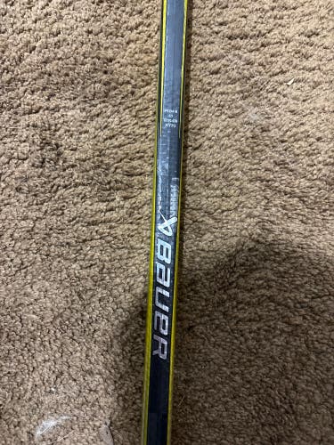 Intermediate Bauer Vapor Hyperlite 2 Right Handed Hockey Stick P92M 65 Flex Pro Stock (Used)