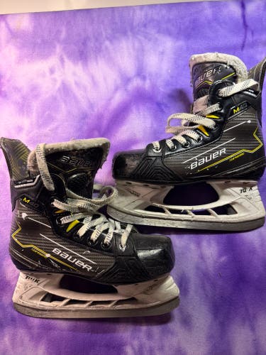 Junior Bauer Supreme M40 Hockey Skates Regular Width Size 2 (Used)