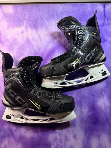 Intermediate CCM Tacks XF 90 Hockey Skates Size 5 (New)