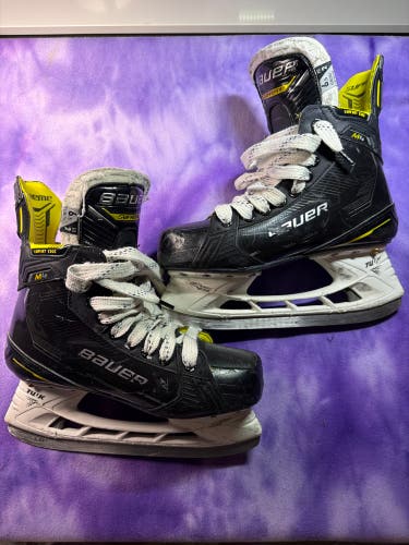 Intermediate Bauer Supreme M4 Hockey Skates 6.5 (Used)