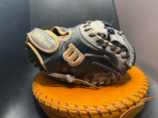 Catcher's RH Wilson A2000 PF33 Baseball Glove 33" (Used)