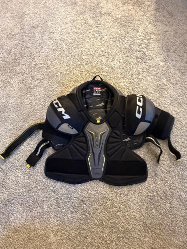 Men's Medium Senior CCM Tacks Classic Shoulder Pads (Used)