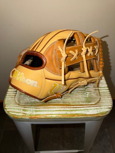 Wilson A2000 RH Infield Baseball Glove 12" *LIKE NEW*