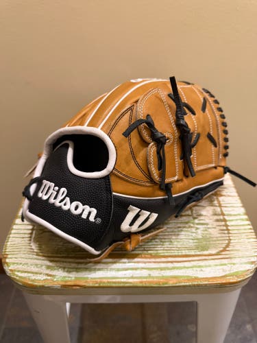 Wilson A2000 RH Pitcher's Baseball Glove 12" (New)