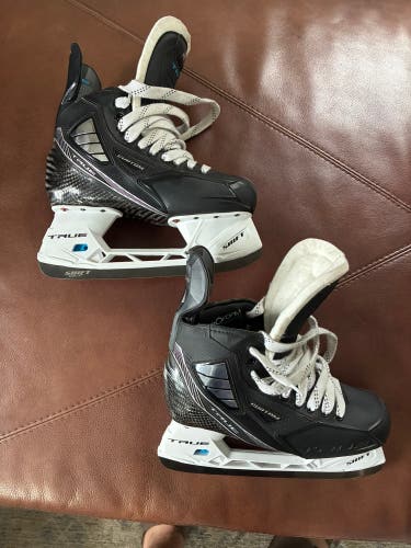 Black True SVH Pro Hockey Skates Regular Width 8 (Used)