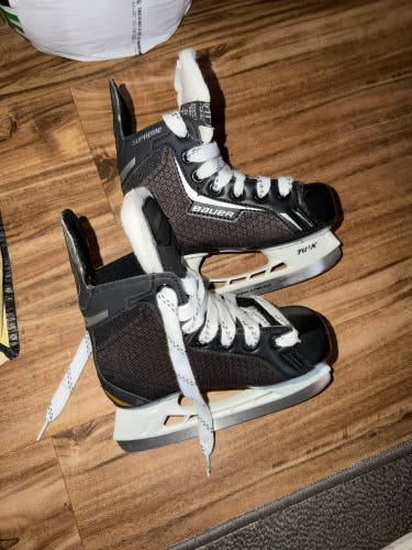 Black Bauer Supreme Hockey Skates Regular Width 11