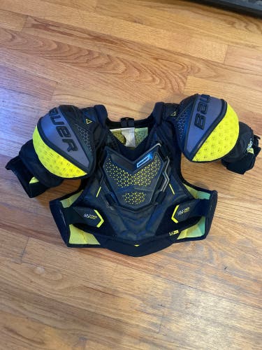 Men's Small Junior Bauer Supreme Ultrasonic Shoulder Pads (Used)