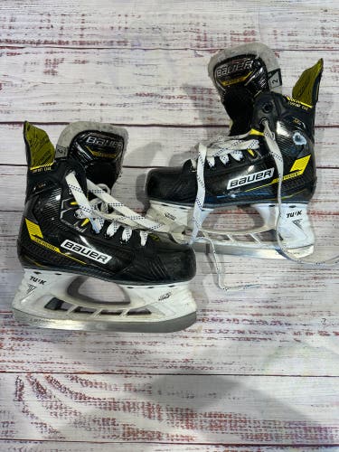 Junior Bauer Supreme M4 Hockey Skates Regular Width Size 2 (Used)