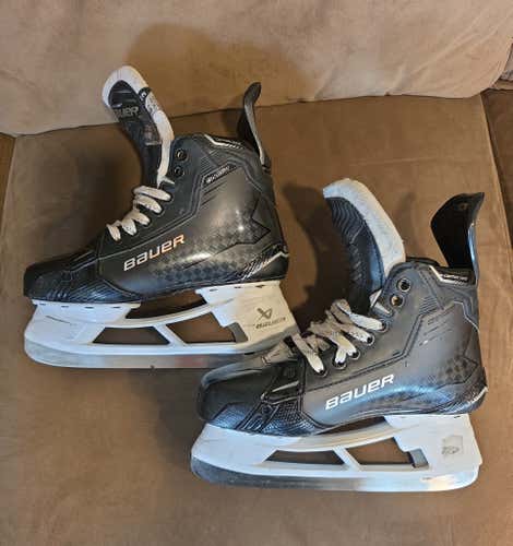 Black Bauer Supreme Shadow Hockey Skates Wide Width Size 5.5 (Used)