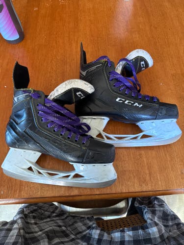 Black CCM Tacks 9350 Hockey Skates Regular Width 9 (Used)