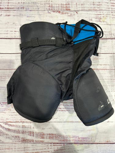 Black Youth Medium Bauer Vapor Volt Hockey Pants (Used)