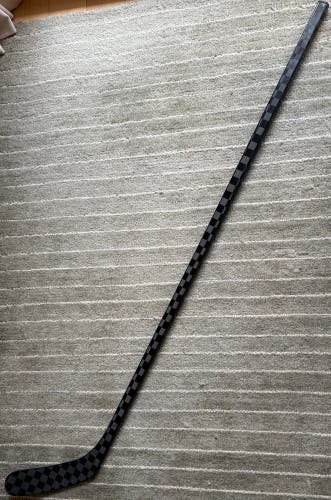 Senior ProBlackout Right Handed Hockey Stick PM9 77 Flex (Used)