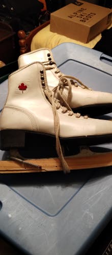 Vintage Canadian Flyer White Figure Skates - Ice Skates - Red Maple Leaf - Womens 8 - Leather