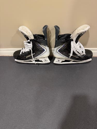 Black/White 2025 Bauer Vapor Flylite Hockey Skates Regular Width 9.5 (Used)
