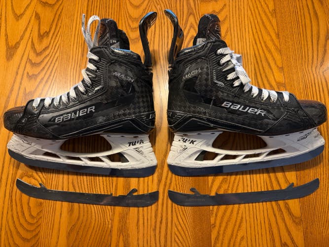 Black Bauer Supreme Mach Hockey Skates Regular Width 7.5 (Used)