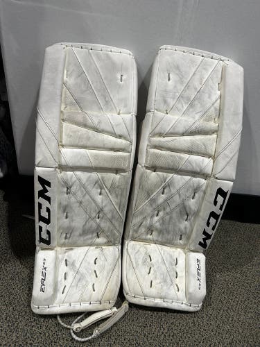 White 28" Junior CCM Extreme Flex 5.5 Goalie Leg Pads (Used)