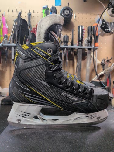 Black CCM Tacks Vector Hockey Skates Regular Width Size 6.5 (Used)