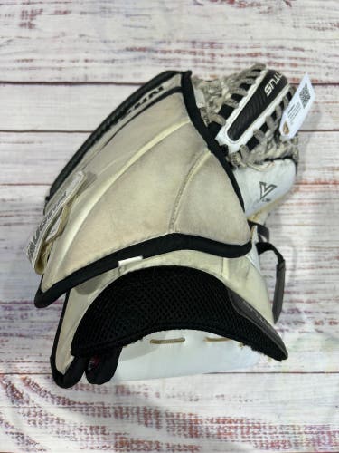 White Junior Vaughn Ventus LT68 Goalie Glove Regular (Used)