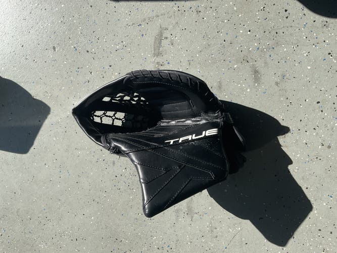 True Catalyst 5X6 Senior Goalie Glove (Used)