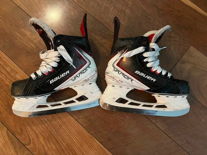 2025 Bauer Vapor Fly30 Hockey Skates Size 5 (Used)
