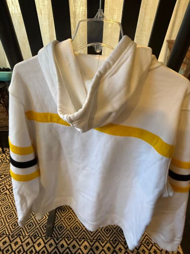 White Women's Large Mitchell & Ness Sweatshirt (Used)