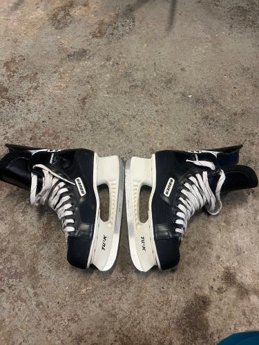 Black/White 2000 Bauer Impact 100 Hockey Skates Regular Width 10 (Used)