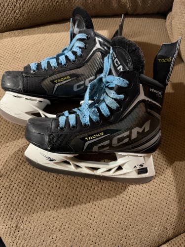 Black/Gray CCM Tacks Vector Plus Hockey Skates Wide Width Size 2 (Used)