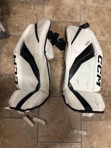 26" CCM YTFLEX 3 Goalie Leg Pads (Used)