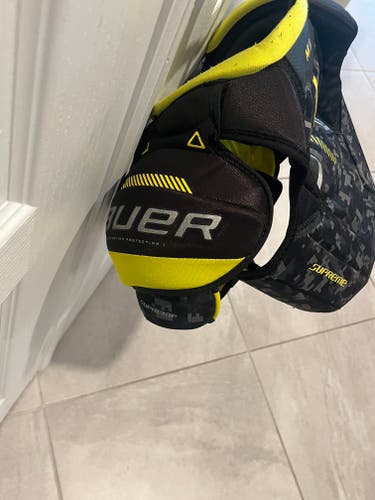Men's Medium Junior Bauer Supreme 3S Shoulder Pads (Used)