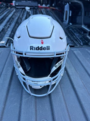 White Youth Medium Riddell SpeedFlex Helmet (Used)