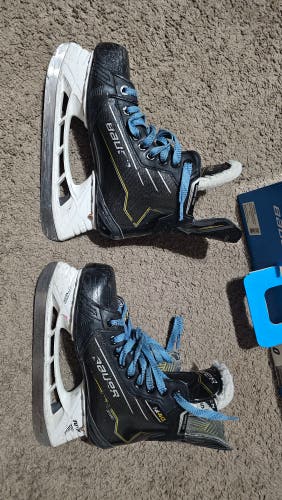 Black 2024 Bauer Supreme M40 Hockey Skates Size 5 (Used)