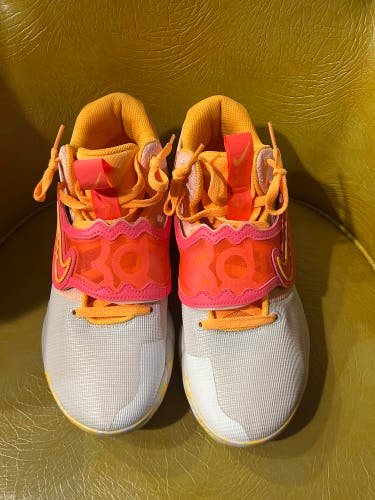 Unisex Size 10.0 Adult Nike Shoes (USED LIKE NEW )