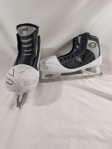 CCM 652 Super Tacks Hockey Goalie Skates Regular Width 9.5 (Used)