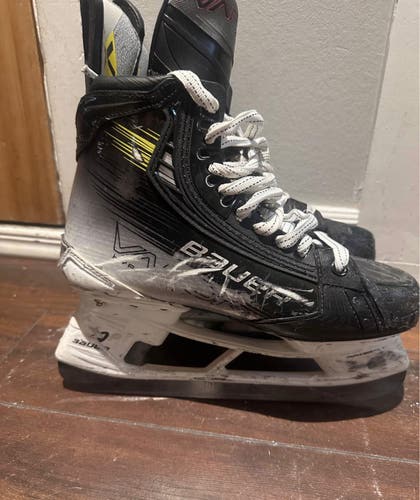 Bauer Vapor Hyperlite 2 Hockey Skates 7 (Used)
