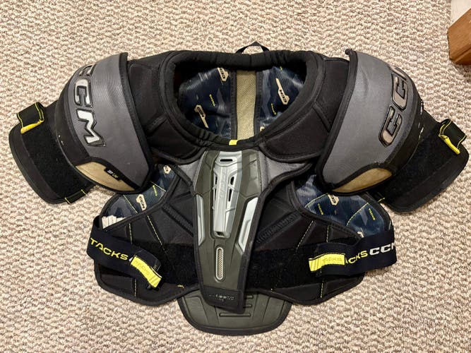 Men's Medium Senior CCM Tacks Classic Shoulder Pads (Used)