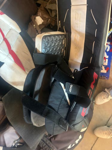 35" CCM EFlex 6.9 Goalie Leg Pads (Used)