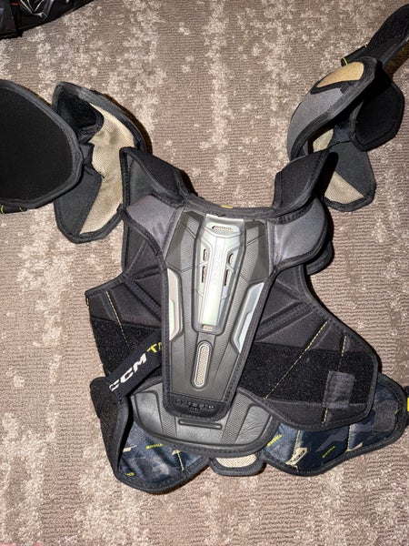 Medium Junior CCM Tacks Classic Shoulder Pads (Used)