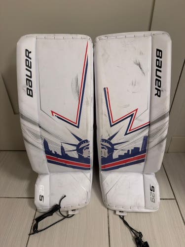 White XS Intermediate Bauer Supreme S29 Goalie Leg Pads (Used)