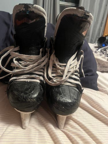 Blue 2023 Bauer Vapor Hyperlite 2 Hockey Skates Extra Wide Width 8.5 (Used)