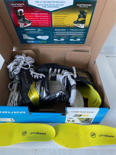 Black Bauer Supreme 3S Pro Hockey Skates Regular Width 7.5 (Used)