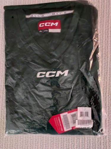 Green XXL Adult Unisex CCM 5000 Practice Jersey (New)