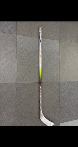 Intermediate Bauer Vapor Hyperlite 2 Right Handed Hockey Stick P28 55 Flex (Used)