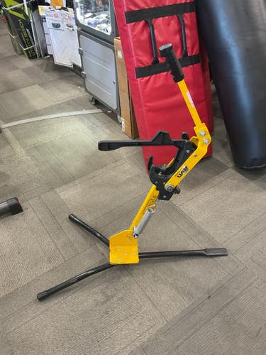 Used Louisville Slugger THE INSTRUCTOR UPM 30 BB/SB Pitching Machine 11614-S000246518