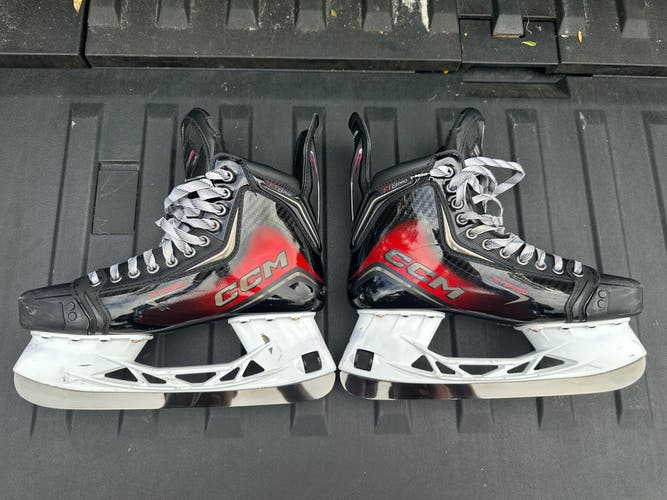 2025 CCM JetSpeed FT8 Pro Hockey Skates Regular Width 9 (Used)