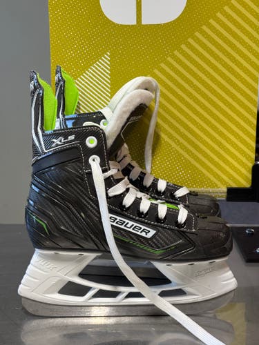 Bauer XLS Hockey Skates Size 2 (Used)